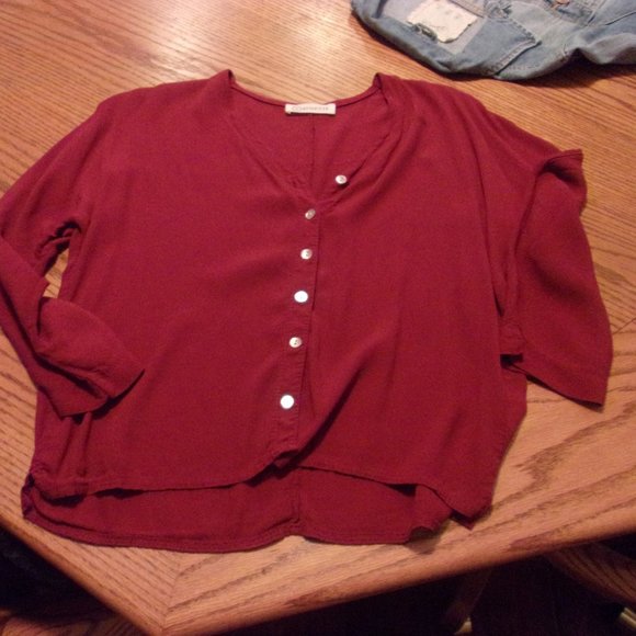 Red button front top - Picture 6 of 7